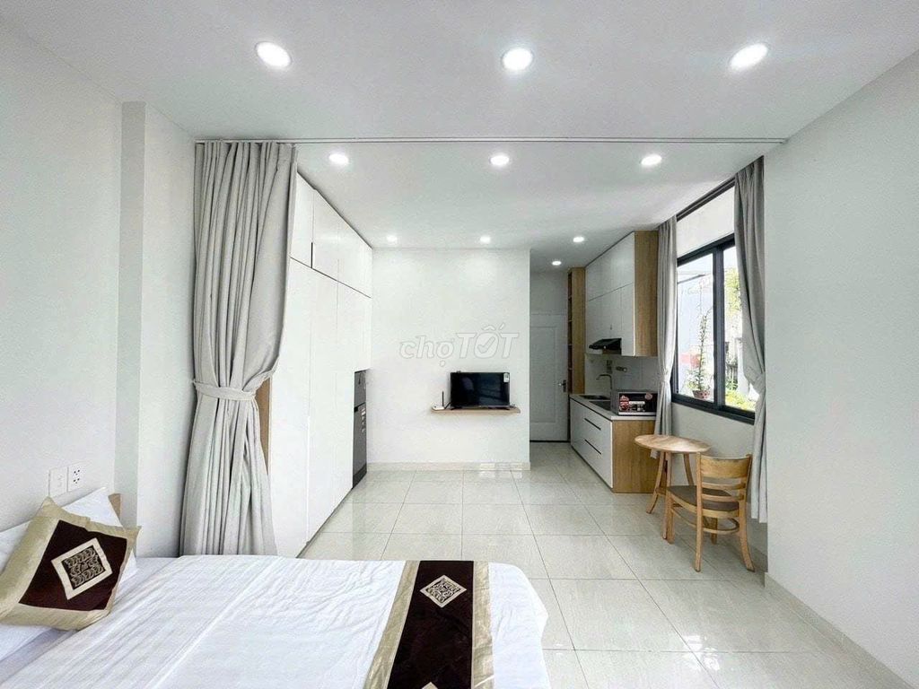 A nice, nice, 6 million-dollar, fancy flat Lê Văn Sỹ.