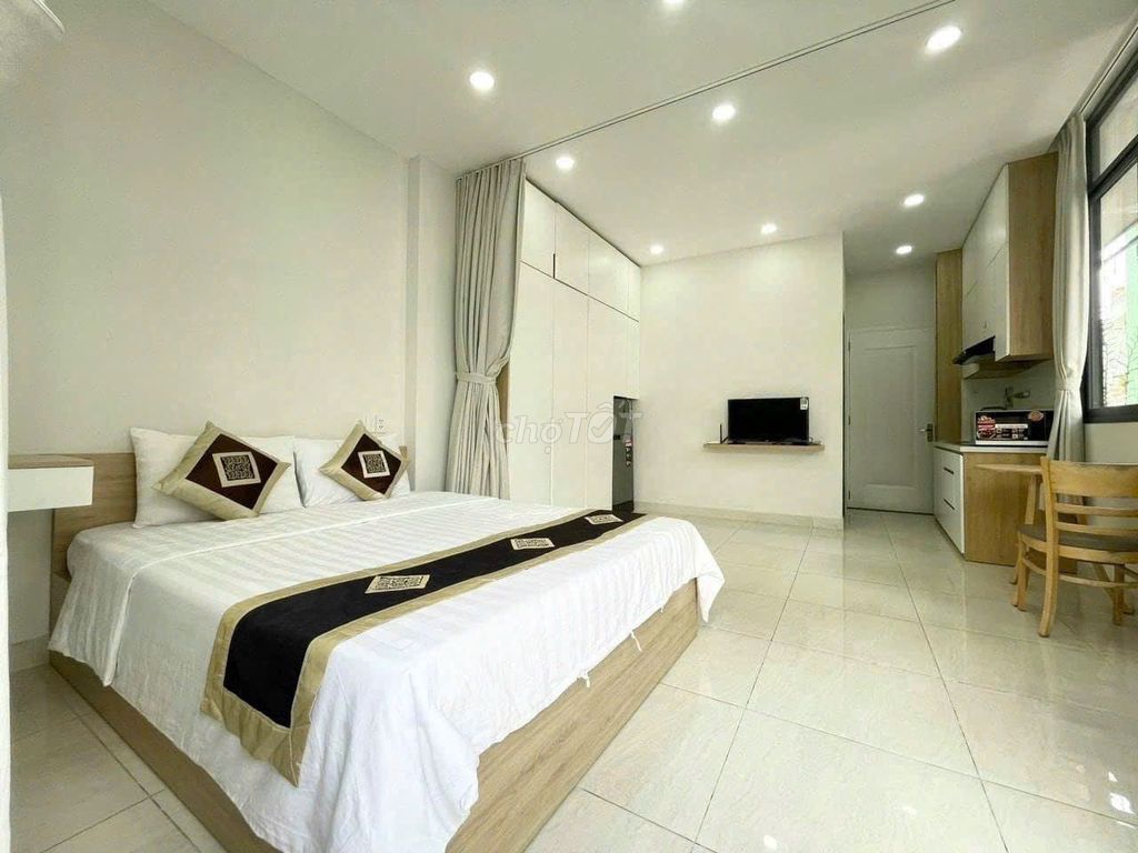 A nice, nice, 6 million-dollar, fancy flat Lê Văn Sỹ.