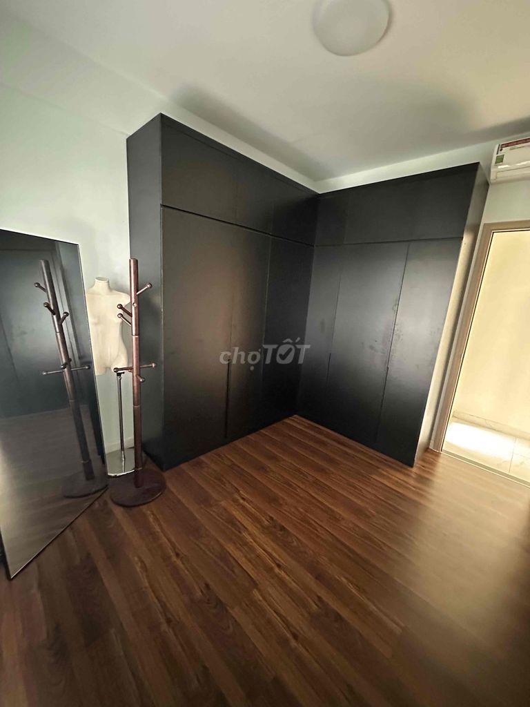 Rent three bedrooms. Two toilets. There's an apartment.