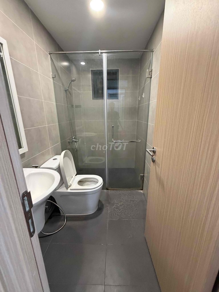 Rent three bedrooms. Two toilets. There's an apartment.