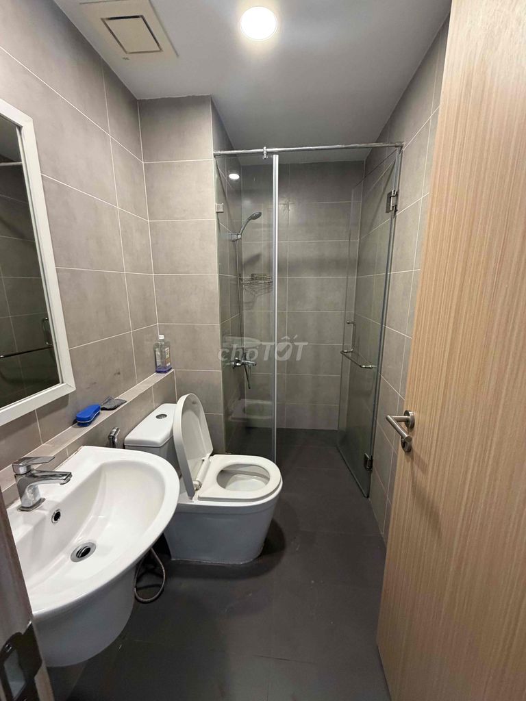 Rent three bedrooms. Two toilets. There's an apartment.