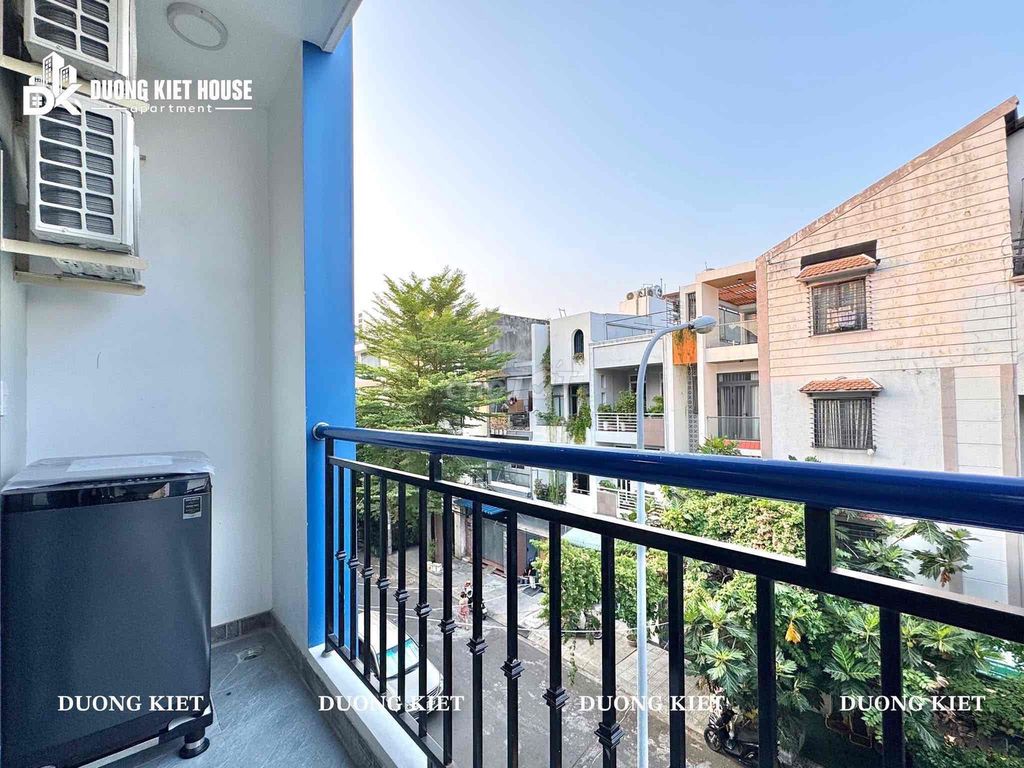 Rent a balcony, private washing machine, full interior right here at Vườn Lài.
