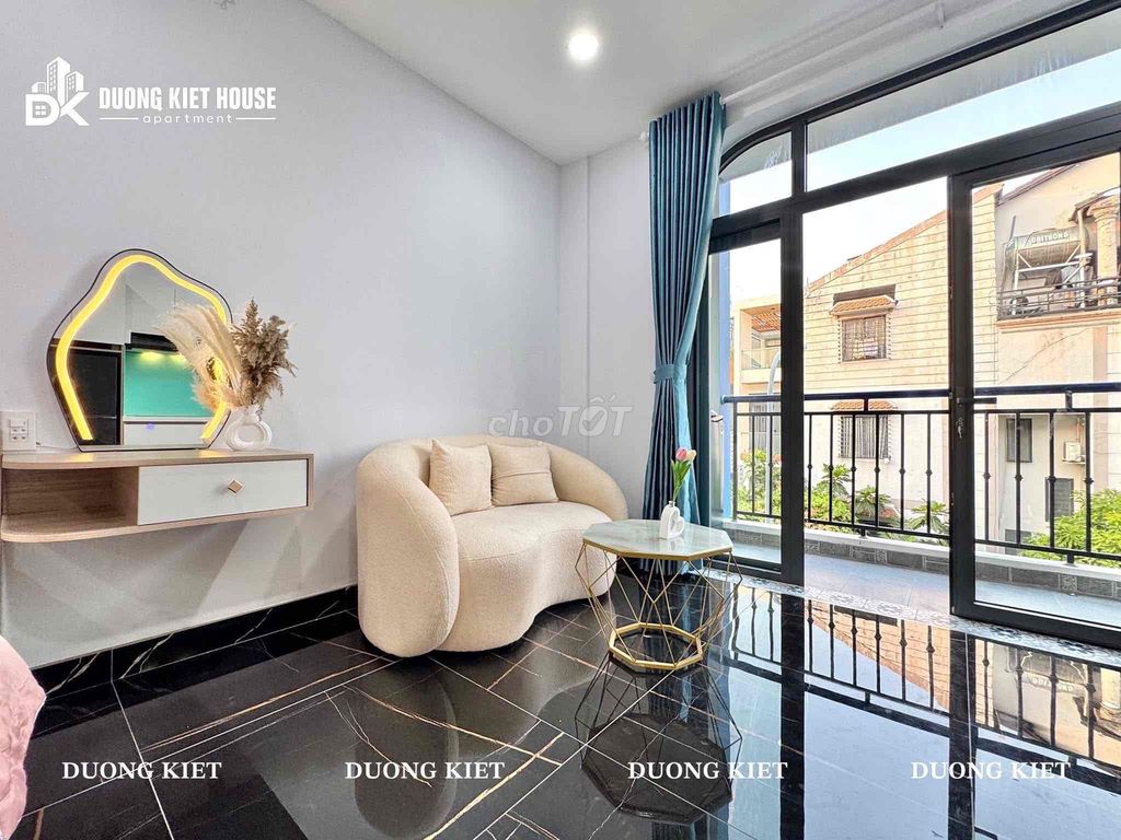 Rent a balcony, private washing machine, full interior right here at Vườn Lài.