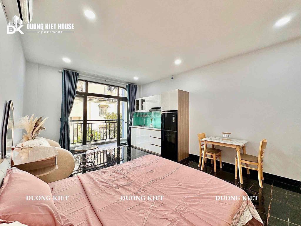 Rent a balcony, private washing machine, full interior right here at Vườn Lài.