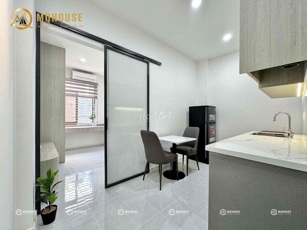 Full-time service apartment. A balcony bedroom. A very open window of private washing machines.