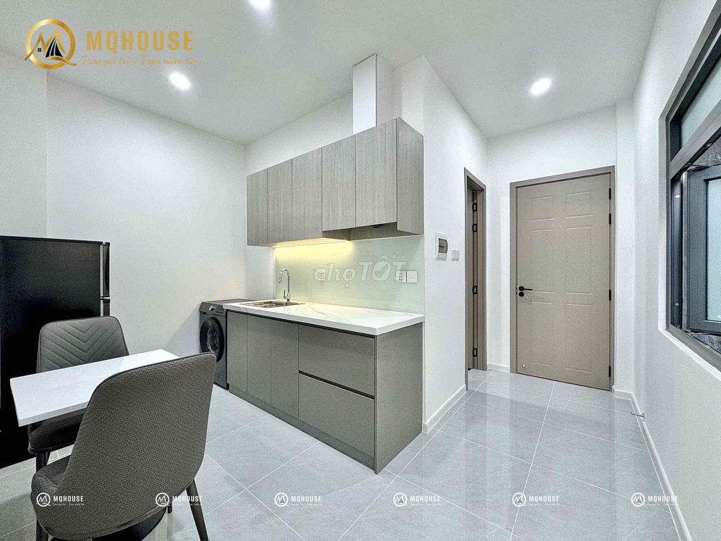 Full-time service apartment. A balcony bedroom. A very open window of private washing machines.