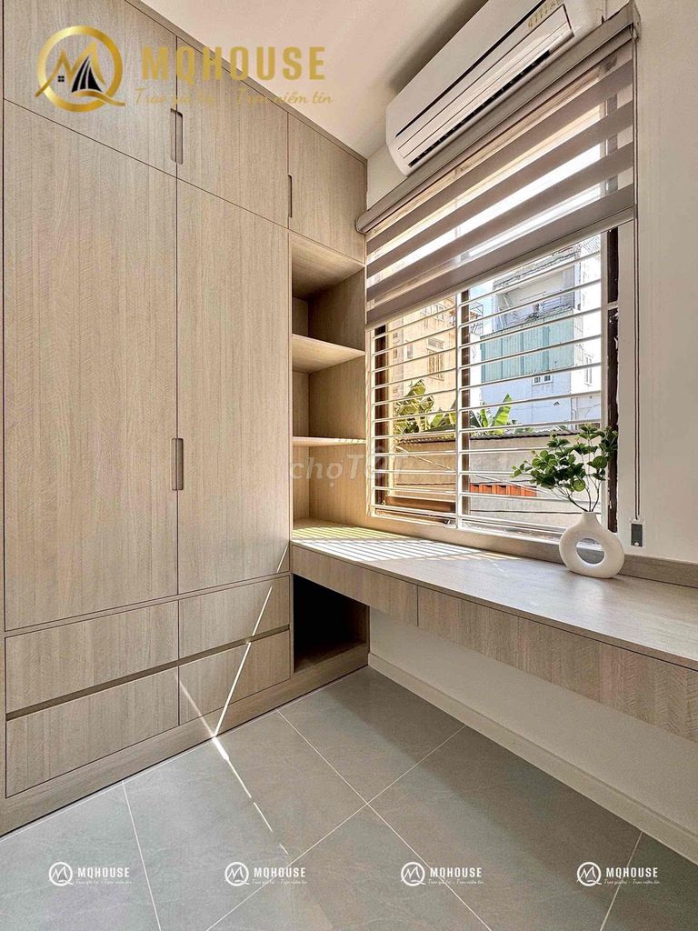 Full-time service apartment. A balcony bedroom. A very open window of private washing machines.