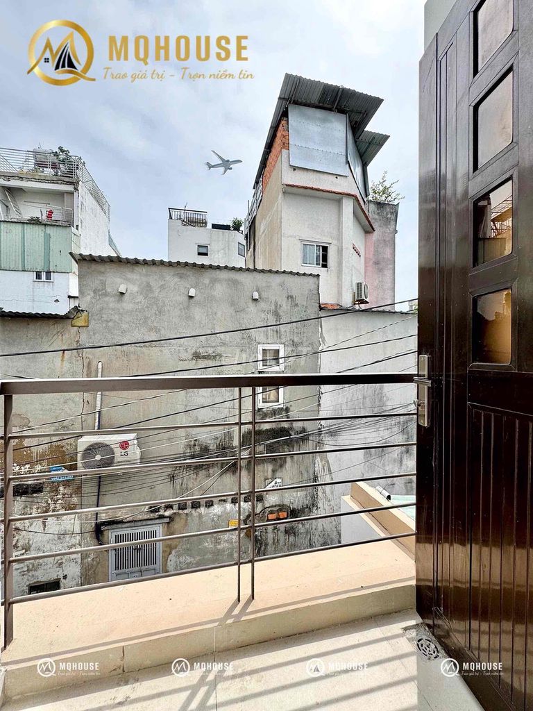Full-time service apartment. A balcony bedroom. A very open window of private washing machines.