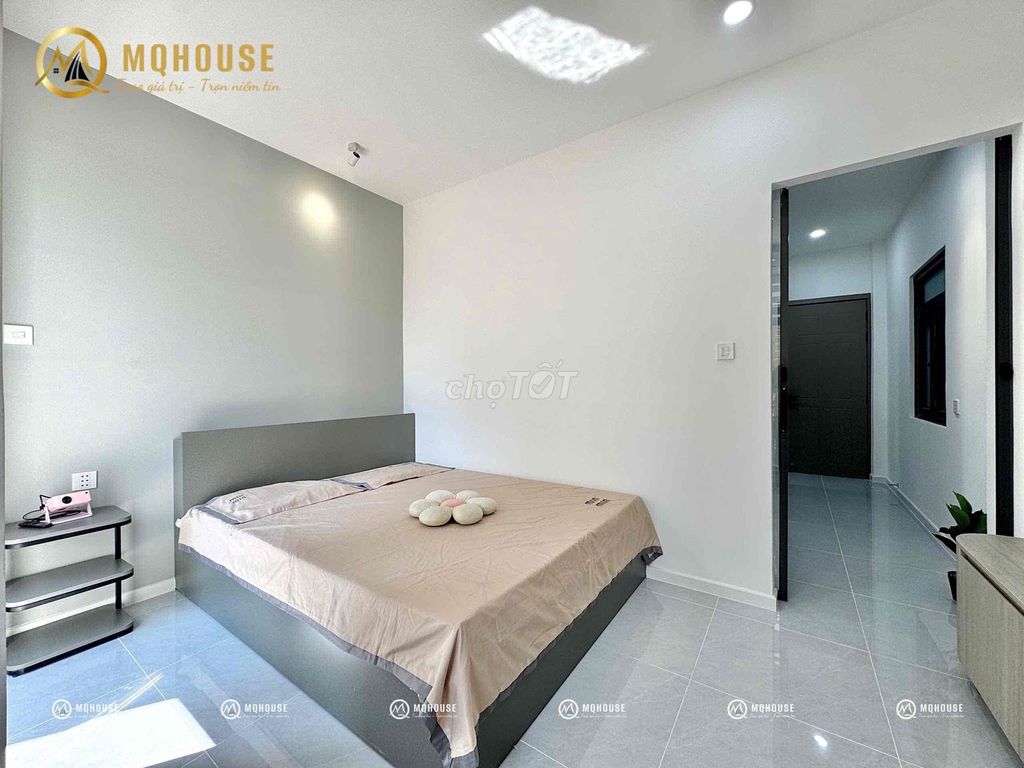 Full-time service apartment. A balcony bedroom. A very open window of private washing machines.