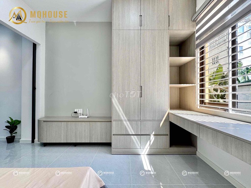 Full-time service apartment. A balcony bedroom. A very open window of private washing machines.