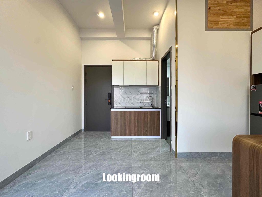 The studio has a balcony, the interior is set up, near the T3 station, the apartment.