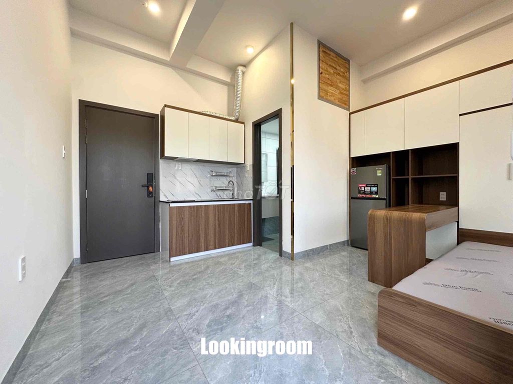 The studio has a balcony, the interior is set up, near the T3 station, the apartment.