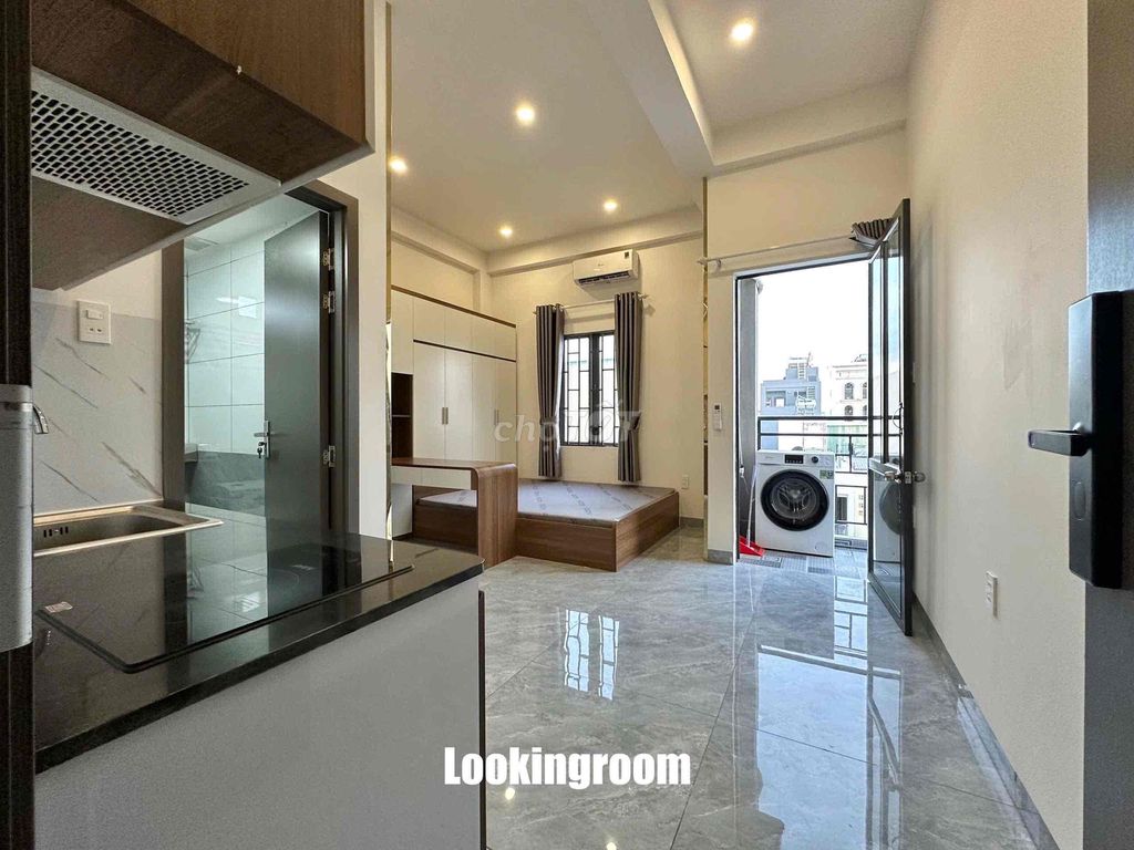 The studio has a balcony, the interior is set up, near the T3 station, the apartment.