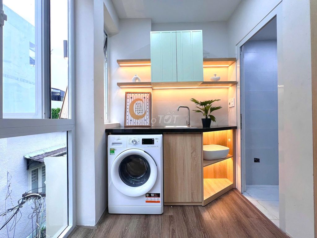 The studio has a full interior - a self-cleaning machine.