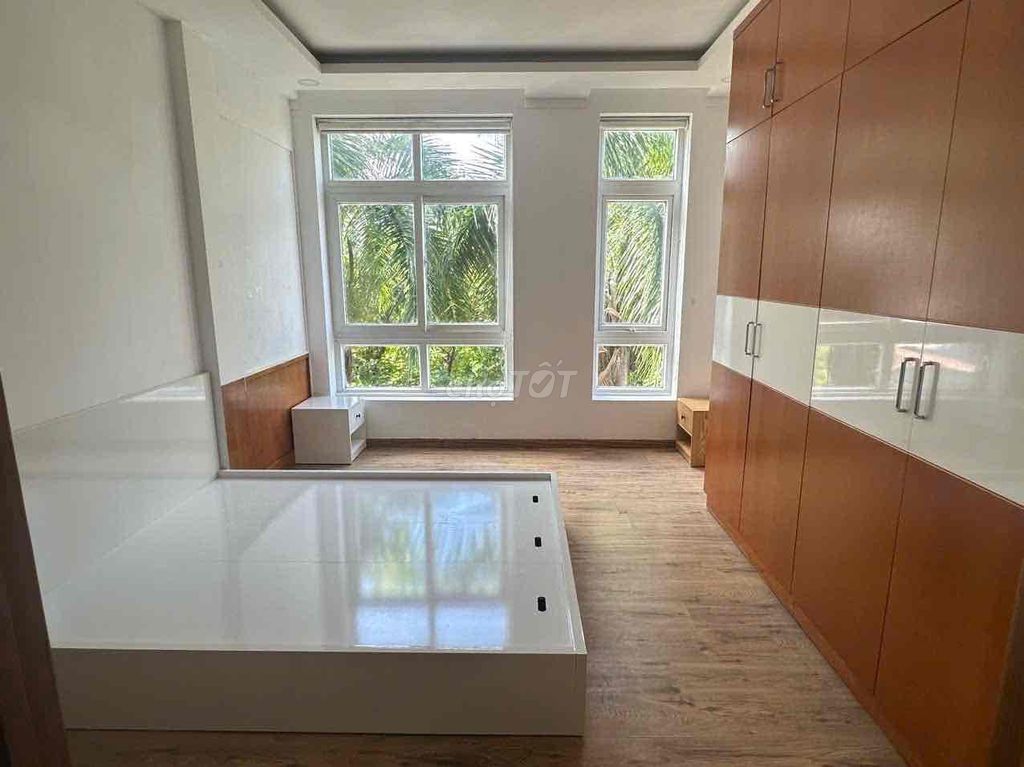 Open the two bedrooms. Large windows.