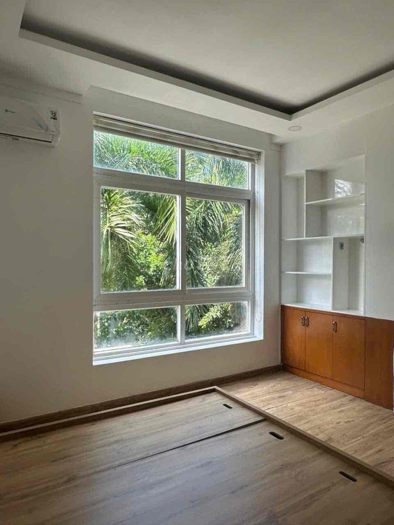 Open the two bedrooms. Large windows.