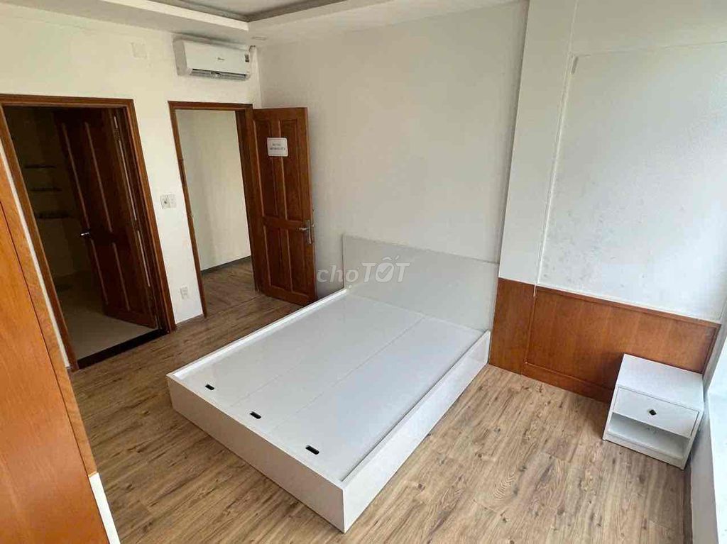 Open the two bedrooms. Large windows.