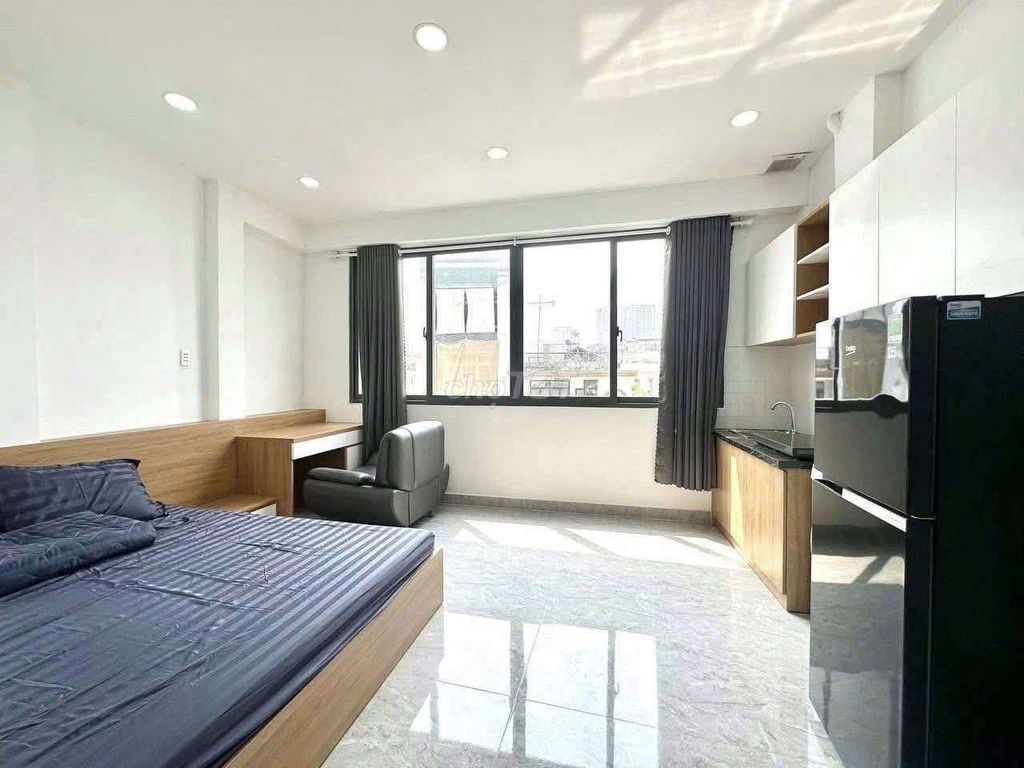 Rents a super-smooth window studio, full interior, low cost.