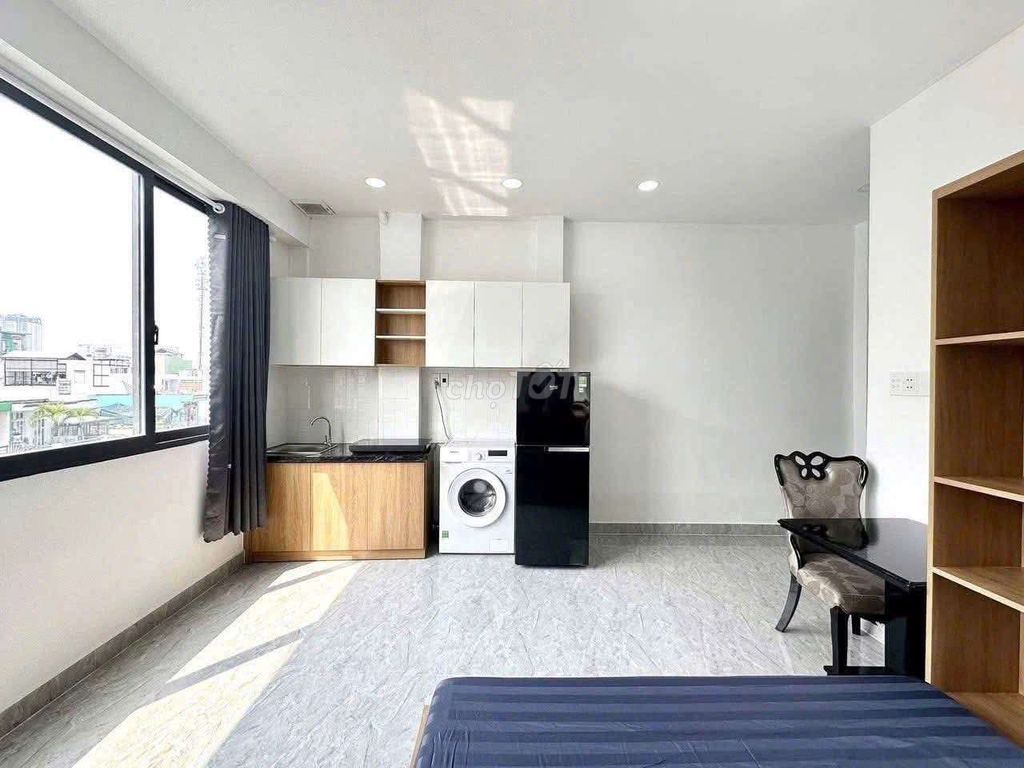 Rents a super-smooth window studio, full interior, low cost.
