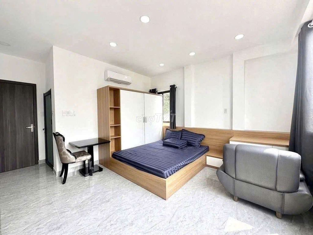 Rents a super-smooth window studio, full interior, low cost.