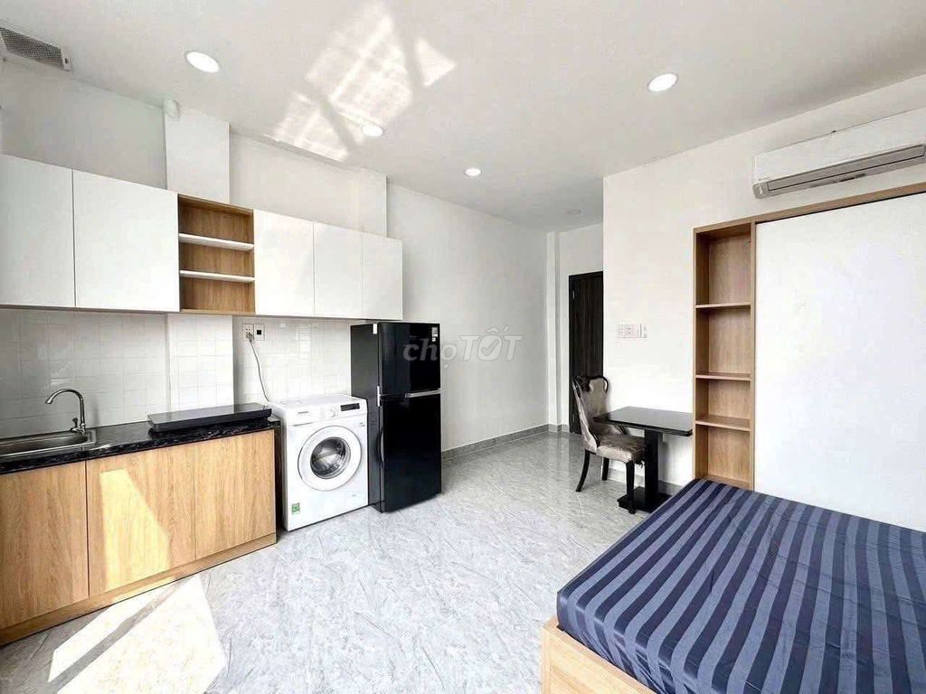 Rents a super-smooth window studio, full interior, low cost.