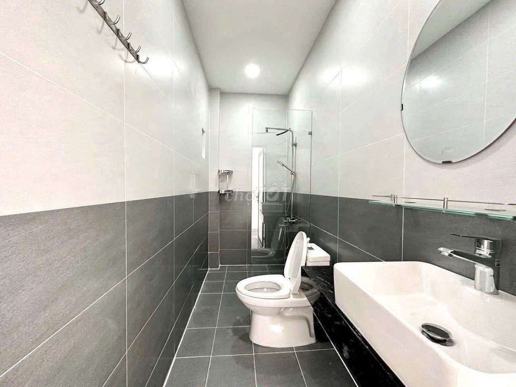 Rents a super-smooth window studio, full interior, low cost.