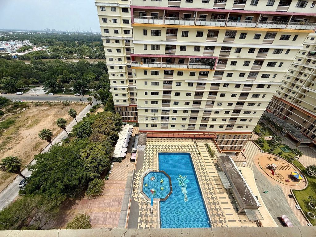 Rent the apartment two era town bedroom long balcony