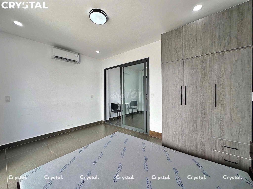 A full house service. A balcony bedroom, private washing machine.