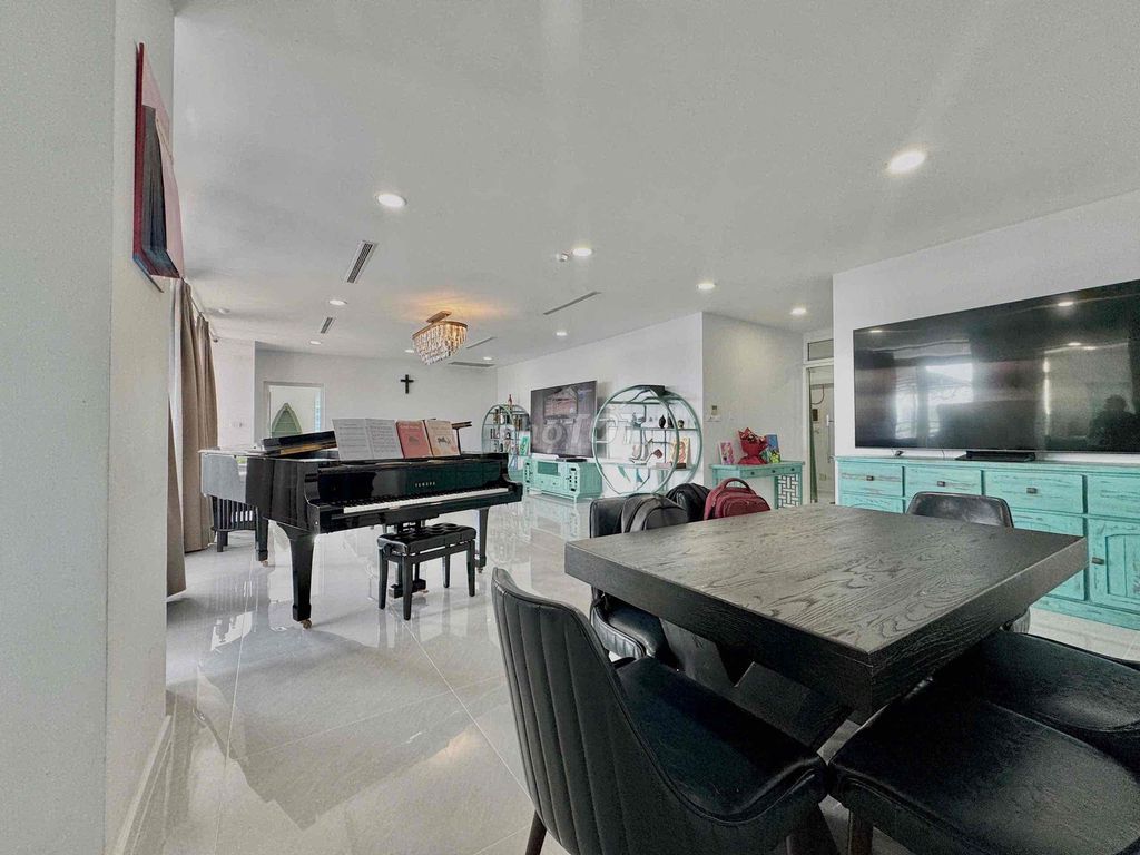 penthouse Cao ốc Phú Nhuận Gardens - 200 M2 - high-level furniture available