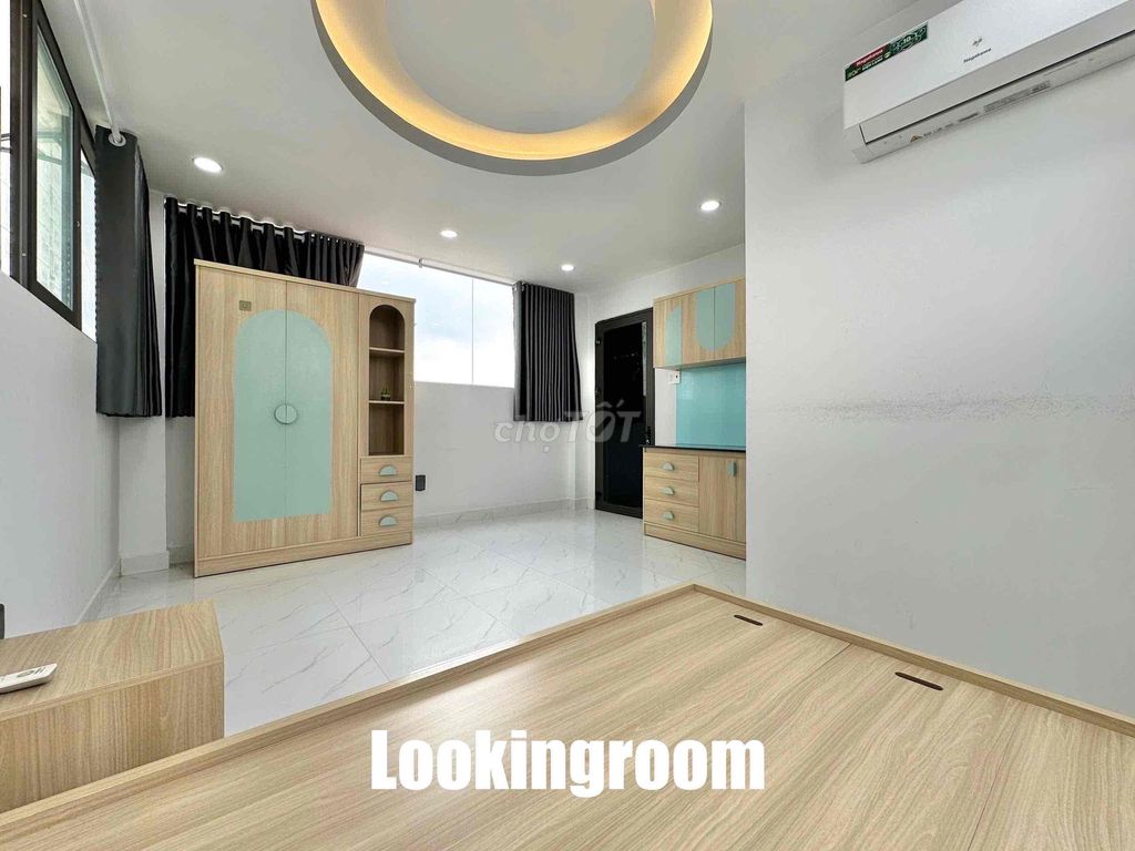 The window studio, the elevator shaft, near the lote.