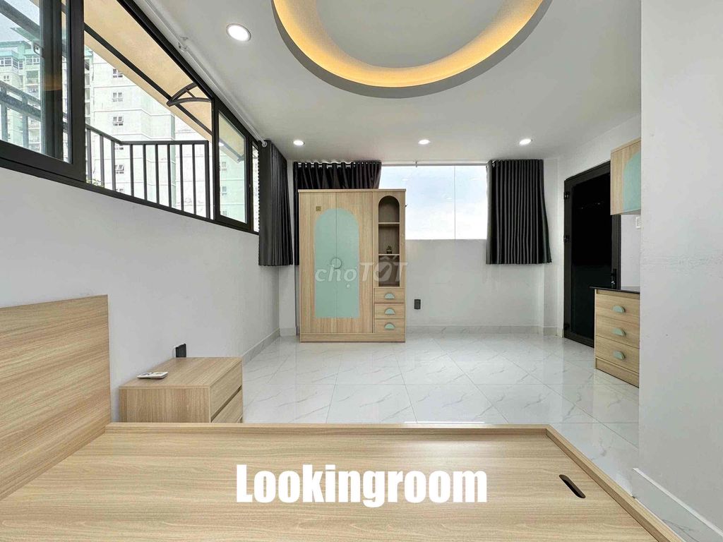 The window studio, the elevator shaft, near the lote.