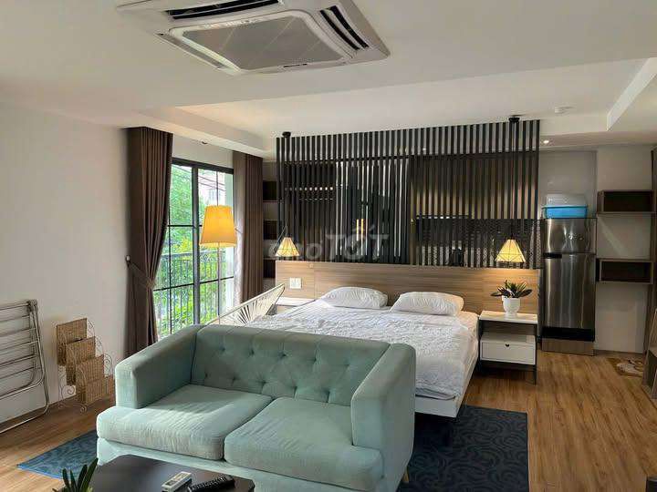 [Cell 2] Designs a large window full of comfort by the rails]
