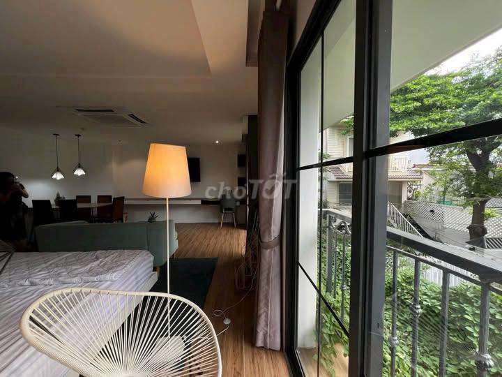 [Cell 2] Designs a large window full of comfort by the rails]