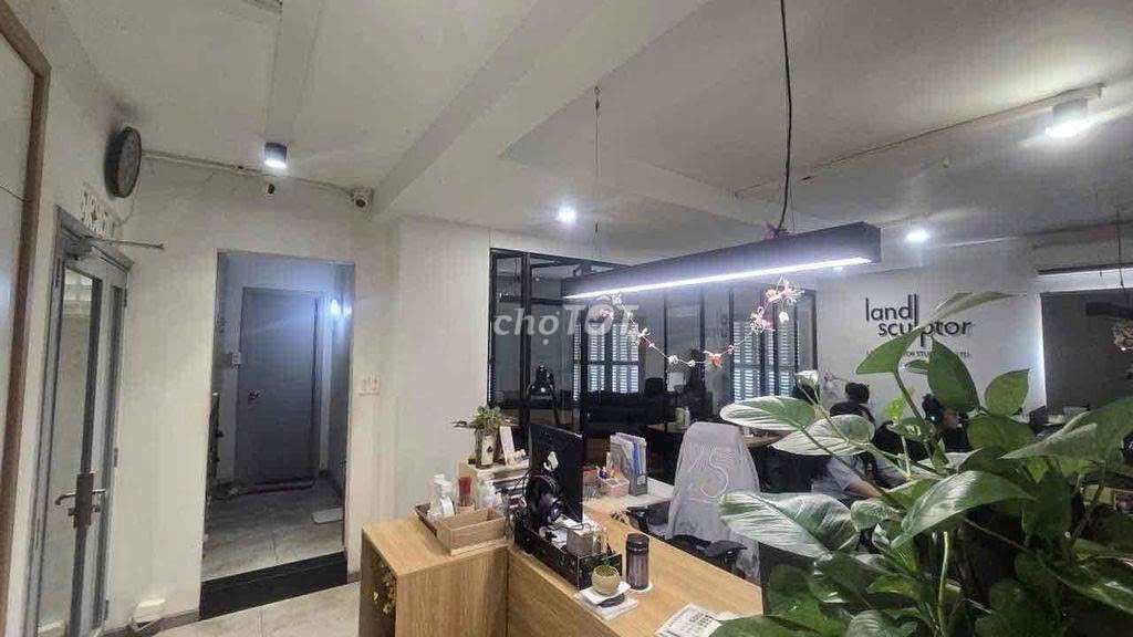 L6 apartments have elevators. 145 meters 2 3 bedrooms, just around the corner. Only 3x