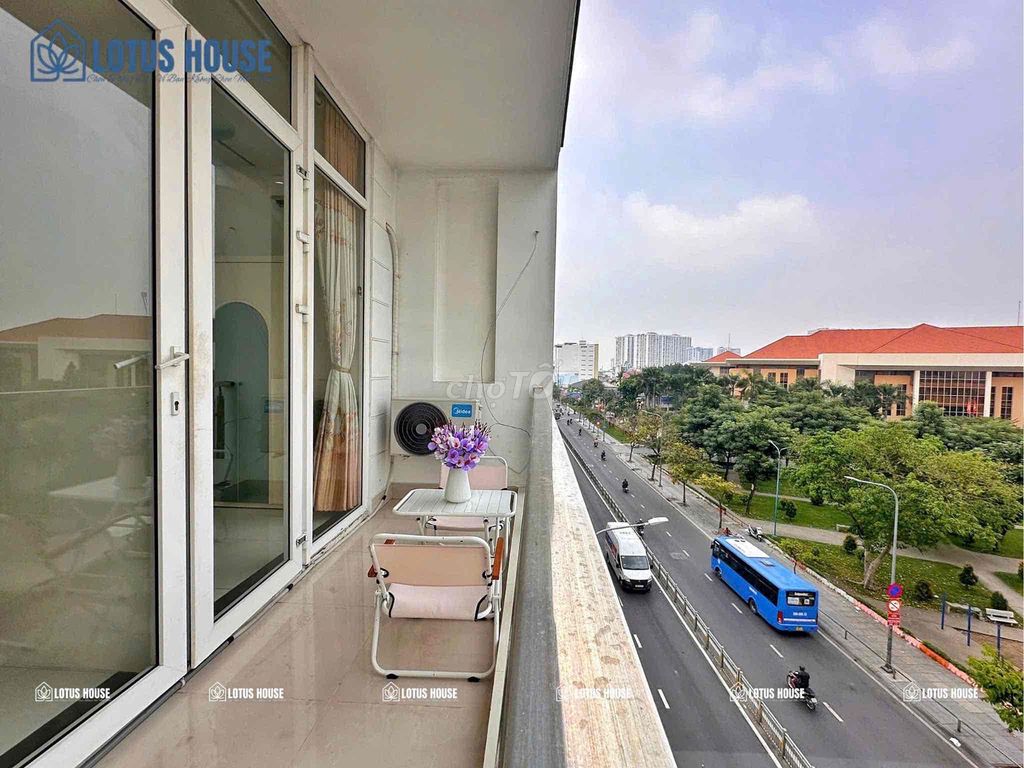 Two balcony bedrooms right in the BiYi-Yi Yu-Yi?