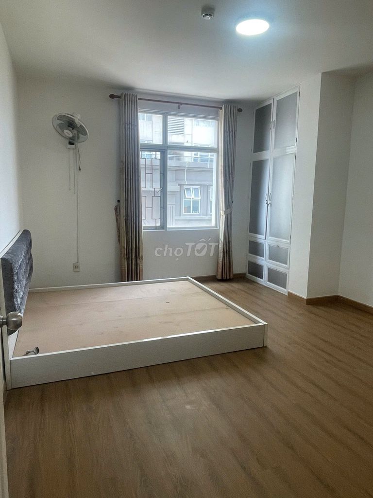 Rent the Tower of H:Bình Chánh, area: 100 meters two, three bedrooms, 13 million a month.