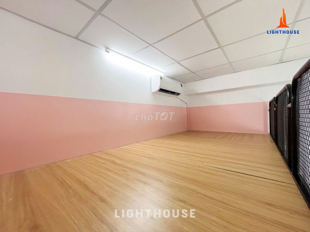 Open Window - full interior, elevator right Quang Trung