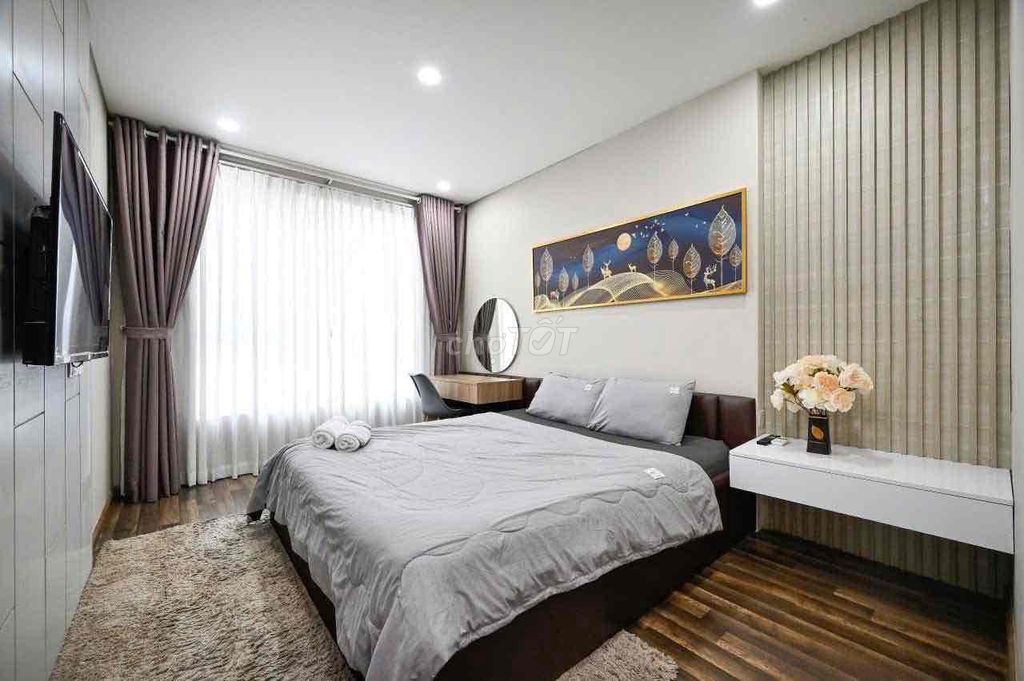 He rented Richstar's apartment to do his own work.