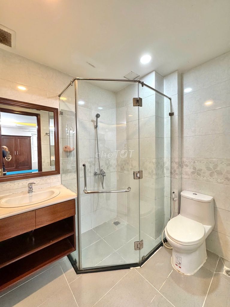 Level 30 m2 high-level furniture, right on the Hoàng Sa side near the personal plot.