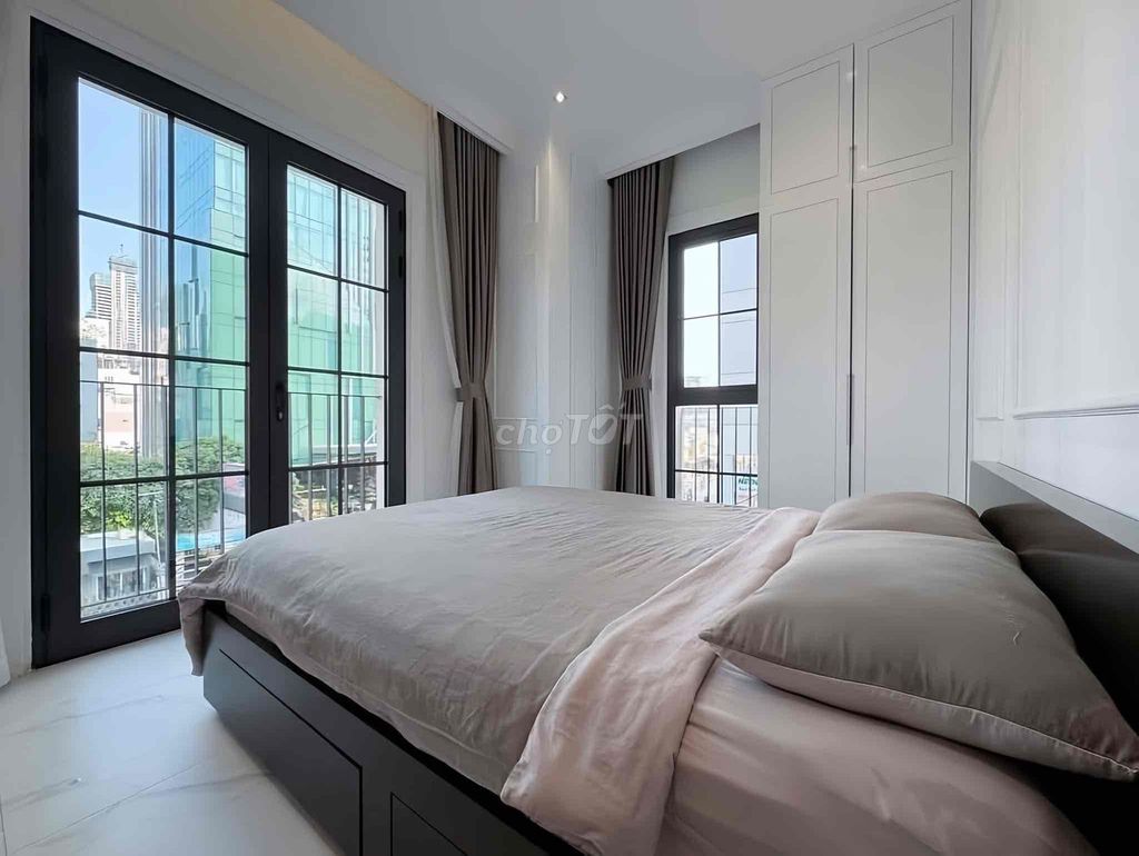 Makes more than 100 apartments. One bedroom-- Phú Nhuận district -- reasonable price.