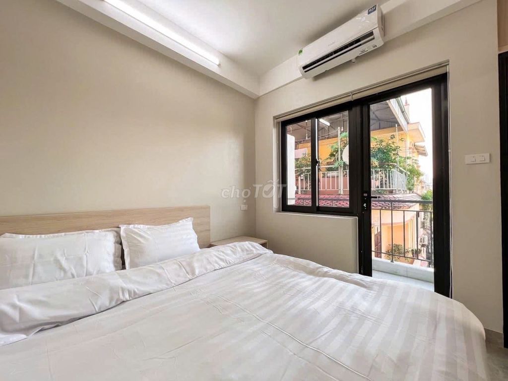 Rent the apartment. First base bedroom. The ceiling.