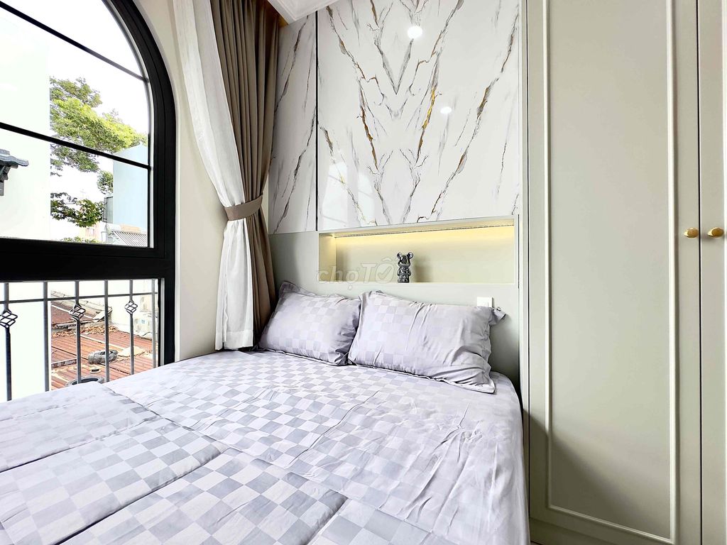 Rent an apartment full of high-end domestics with large Nguyễn Văn Cừ districts.