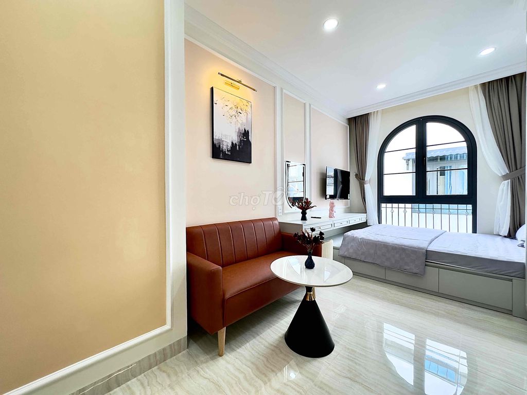 Rent an apartment full of high-end domestics with large Nguyễn Văn Cừ districts.
