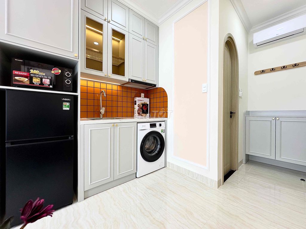 Rent an apartment full of high-end domestics with large Nguyễn Văn Cừ districts.