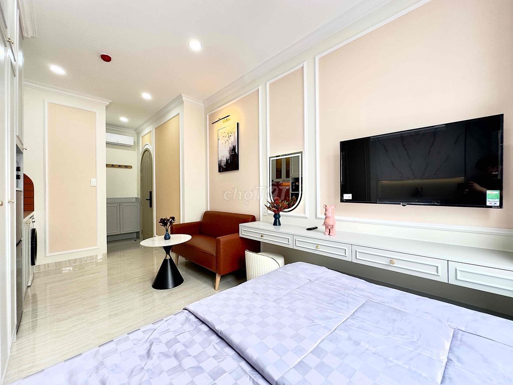 Rent an apartment full of high-end domestics with large Nguyễn Văn Cừ districts.