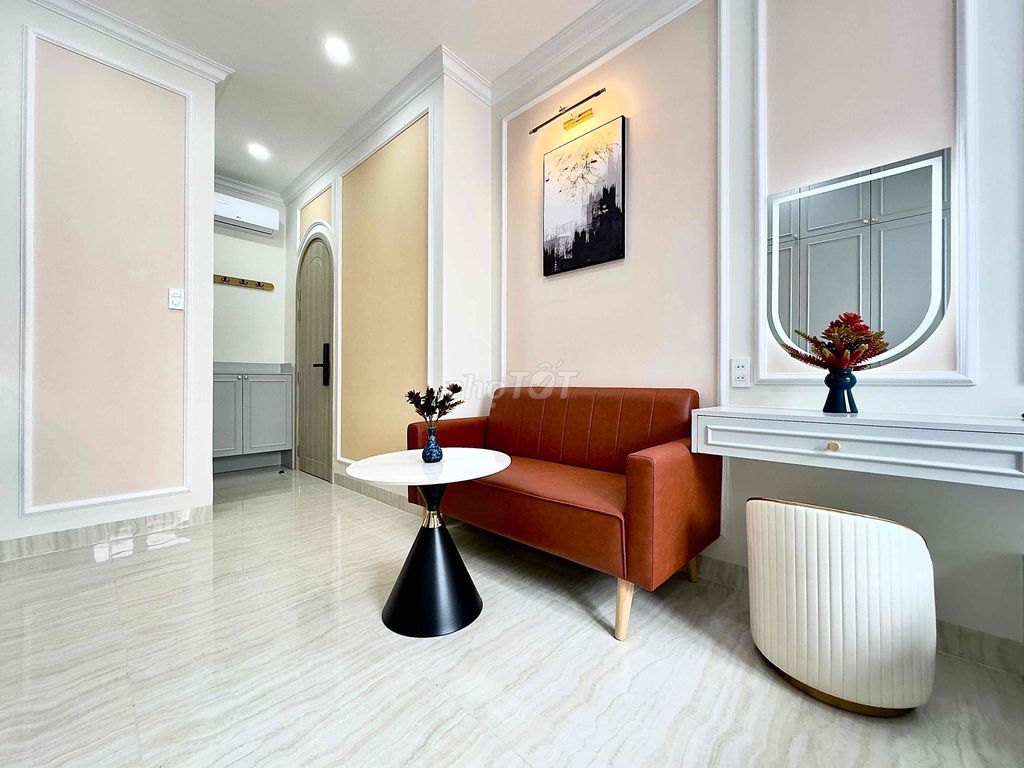 Rent an apartment full of high-end domestics with large Nguyễn Văn Cừ districts.