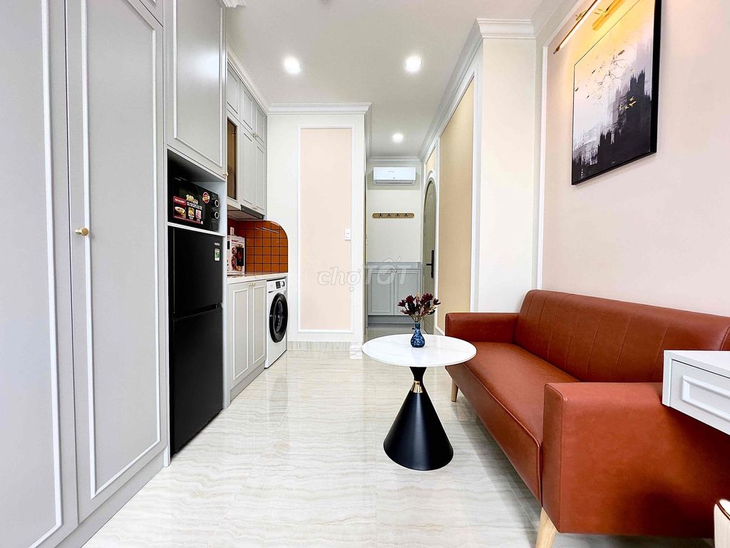 Rent an apartment full of high-end domestics with large Nguyễn Văn Cừ districts.