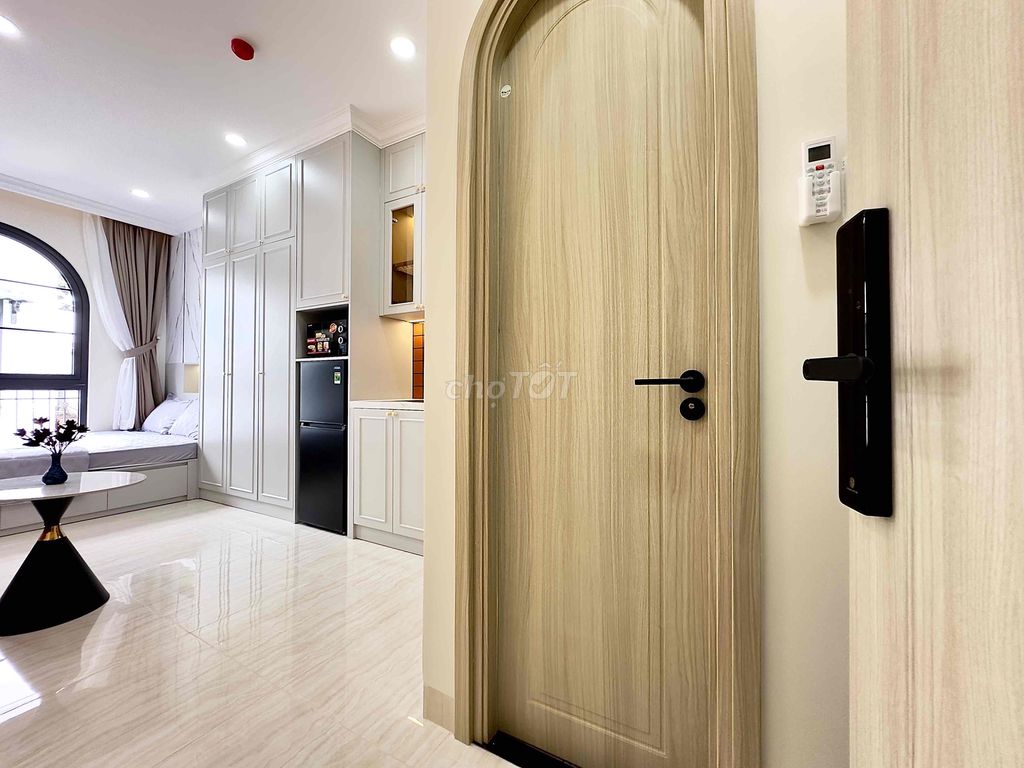 Rent an apartment full of high-end domestics with large Nguyễn Văn Cừ districts.