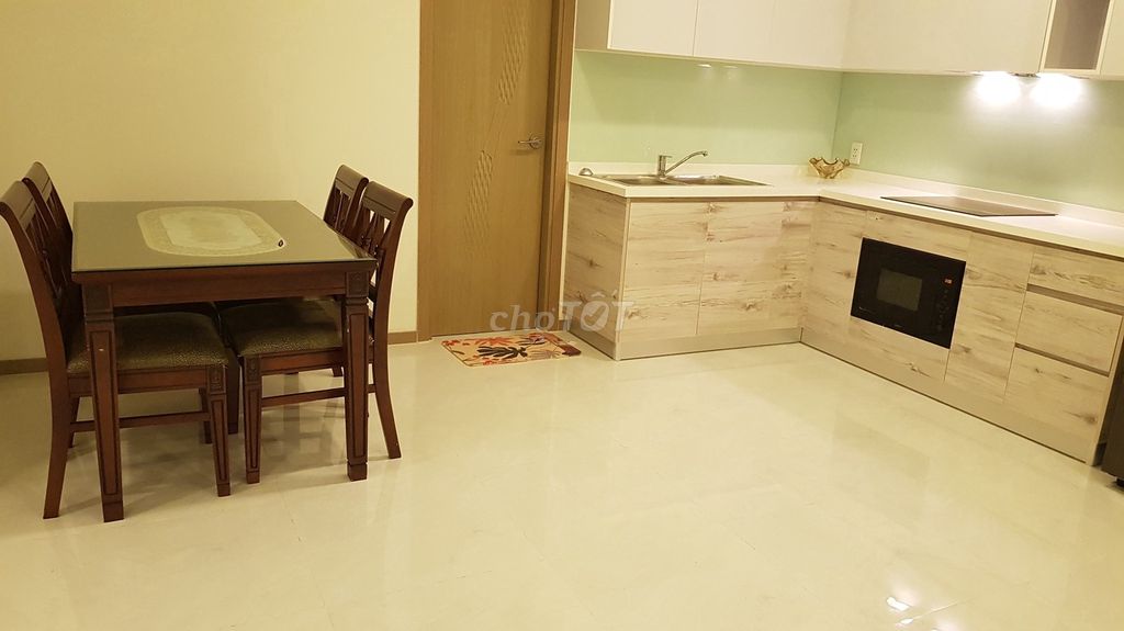 Three bedrooms five minutes to District 1, port, balcony, quiet.