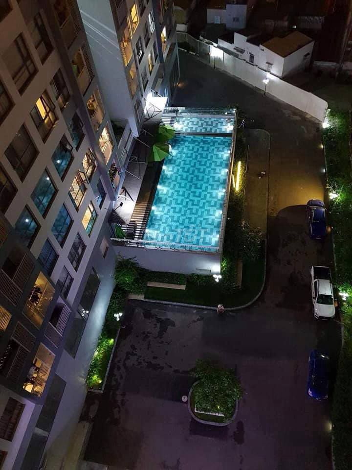 Three bedrooms five minutes to District 1, port, balcony, quiet.